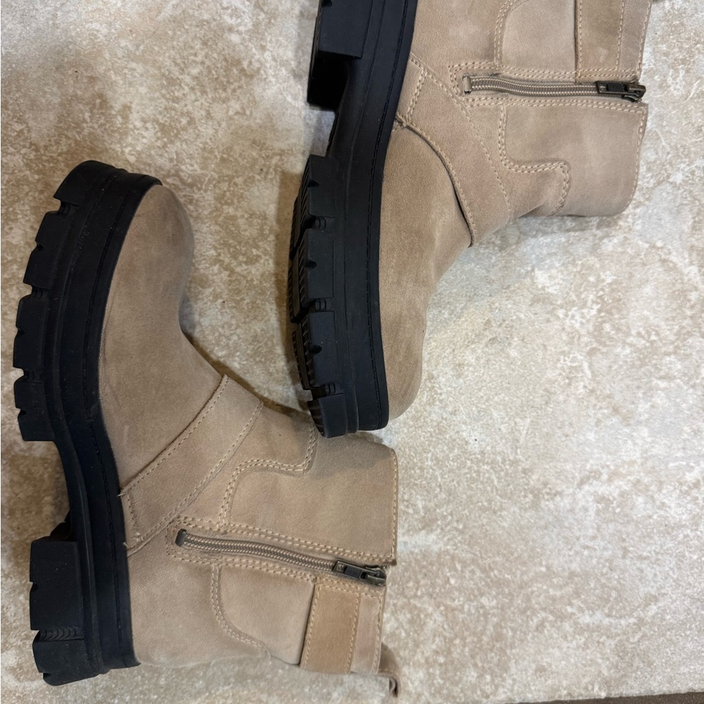 UGG Black and Tan Sole Boots - Picture 5 of 9